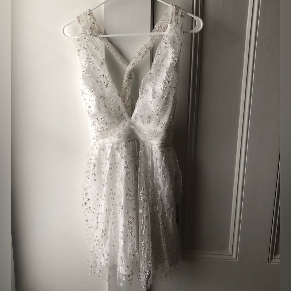 NWT Lulu’s lace floral embroidered white dress - Size Medium